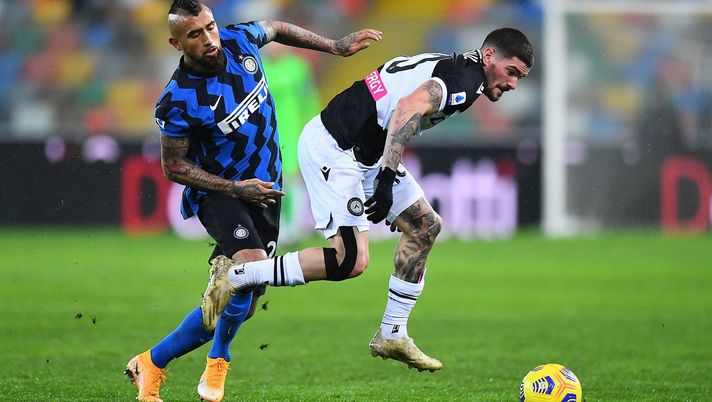 UDINE, ITALY - JANUARY 23: Arturo Vidal of FC Internazionale competes for the ball with Rodrigo de Paul of Udinese Calcio during the Serie A match between Udinese Calcio and FC Internazionale at Dacia Arena on January 23, 2021 in Udine, Italy. (Photo by Alessandro Sabattini/Getty Images) UDINE, ITALY - JANUARY 23: Arturo Vidal of FC Internazionale competes for the ball with Rodrigo de Paul of Udinese Calcio during the Serie A match between Udinese Calcio and FC Internazionale at Dacia Arena on January 23, 2021 in Udine, Italy. (Photo by Alessandro Sabattini/Getty Images)