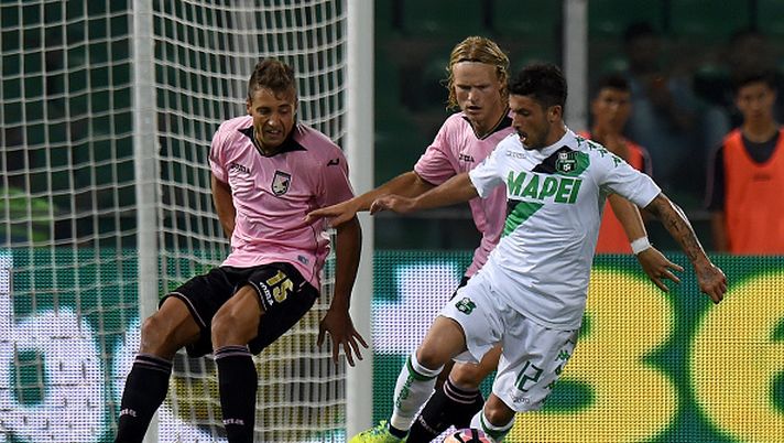 PALERMO, ITALY - AUGUST 21: Stefano Sensi (R) of Sassuolo holds off the challenge from Thiago Cionek (L) and Oscar Hiljemark of Palermo during the Serie A match between US Citta di Palermo and US Sassuolo at Stadio Renzo Barbera on August 21, 2016 in Palermo, Italy. (Photo by Tullio M. Puglia/Getty Images) PALERMO, ITALY - AUGUST 21: Stefano Sensi (R) of Sassuolo holds off the challenge from Thiago Cionek (L) and Oscar Hiljemark of Palermo during the Serie A match between US Citta di Palermo and US Sassuolo at Stadio Renzo Barbera on August 21, 2016 in Palermo, Italy. (Photo by Tullio M. Puglia/Getty Images)