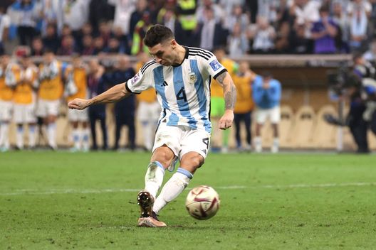 LUSAIL CITY, QATAR - DECEMBER 18: Gonzalo Montiel of Argentina scores the team's fourth and winning penalty in the penalty shoot out during the FIFA World Cup Qatar 2022 Final match between Argentina and France at Lusail Stadium on December 18, 2022 in Lusail City, Qatar. (Photo by Clive Brunskill/Getty Images) Montiel, infallibile dal dischetto. Il segreto? Mamma Marisa: “Quando calcia… io non guardo” - immagine 1