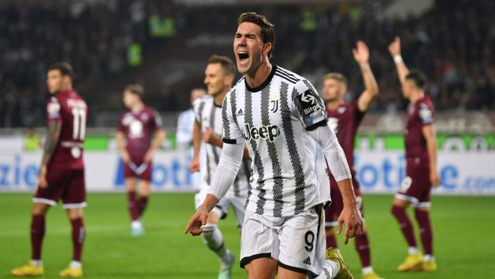 TURIN, ITALY - OCTOBER 15: Dusan Vlahovic of Juventus celebrates after scoring their side's first goal during the Serie A match between Torino FC and Juventus at Stadio Olimpico di Torino on October 15, 2022 in Turin, Italy. (Photo by Valerio Pennicino/Getty Images) Voti fantacalcio: Milinkovic come Danilo e Vlahovic, deludono Miranchuk e Rabiot - immagine 1