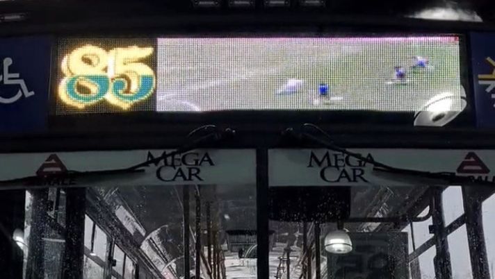 Argentina, linea autobus 85: ad ogni fermata il video del gol del secolo di Maradona nel 1986 Argentina, linea autobus 85: ad ogni fermata il video del gol del secolo di Maradona nel 1986 - immagine 1