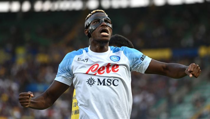 VERONA, ITALY - AUGUST 15: Victor Osimhen of Napoli celebrates their sides third goal during the Serie A match between Hellas Verona and SSC Napoli at Stadio Marcantonio Bentegodi on August 15, 2022 in Verona, . (Photo by Alessandro Sabattini/Getty Images) Osimhen: “Non mi importa quanti gol farò. Kvaratskhelia? Mi aveva predetto che…” - immagine 1