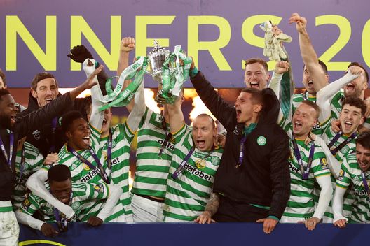 GLASGOW, SCOTLAND - DECEMBER 20: Scott Brown of Celtic lifts the William Hill Scottish Cup with teammates after victory in a penalty shoot out in the William Hill Scottish Cup final match between Celtic and Heart of Midlothian at Hampden Park National Stadium on December 20, 2020 in Glasgow, Scotland. The match will be played without fans, behind closed doors as a Covid-19 precaution. Players of Hearts will wear the number 26 on their shorts as a tribute to Ex-Hearts player Marius Zaliukas who past away earlier in the week. (Photo by Ian MacNicol/Getty Images) GLASGOW, SCOTLAND - DECEMBER 20: Scott Brown of Celtic lifts the William Hill Scottish Cup with teammates after victory in a penalty shoot out in the William Hill Scottish Cup final match between Celtic and Heart of Midlothian at Hampden Park National Stadium on December 20, 2020 in Glasgow, Scotland. The match will be played without fans, behind closed doors as a Covid-19 precaution. Players of Hearts will wear the number 26 on their shorts as a tribute to Ex-Hearts player Marius Zaliukas who past away earlier in the week. (Photo by Ian MacNicol/Getty Images)