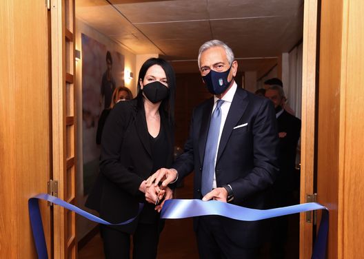 Il taglio del nastro della Sala Paolo Rossi effettuato dal Presidente Gravina e dalla moglie ex attaccante azzurro Federica Cappelletti Il taglio del nastro della Sala Paolo Rossi effettuato dal Presidente Gravina e dalla moglie ex attaccante azzurro Federica Cappelletti