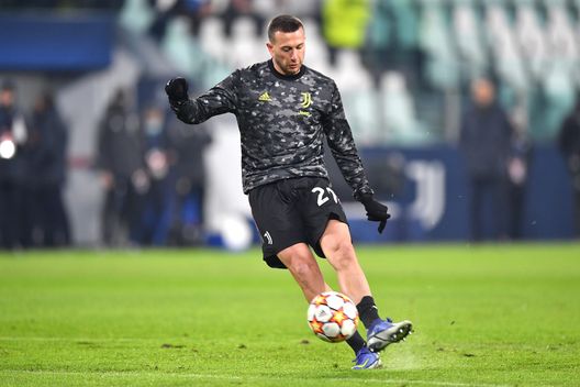 TURIN, ITALY - DECEMBER 08: Federico Bernardeschi of Juventus warms up prior to the UEFA Champions League group H match between Juventus and Malmo FF at the Juventus Stadium on December 08, 2021 in Turin, Italy. (Photo by Valerio Pennicino/Getty Images) TURIN, ITALY - DECEMBER 08: Federico Bernardeschi of Juventus warms up prior to the UEFA Champions League group H match between Juventus and Malmo FF at the Juventus Stadium on December 08, 2021 in Turin, Italy. (Photo by Valerio Pennicino/Getty Images)