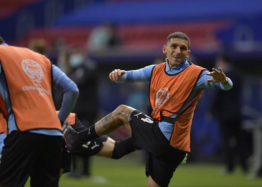 BRASILIA, BRAZIL - JUNE 18: Lucas Torreira of Uruguay warms up prior to a group A match between Argentina and Chile as part of Conmebol Copa America Brazil 2021 at Mane Garrincha Stadium on June 18, 2021 in Brasilia, Brazil. (Photo by Pedro Vilela/Getty Images) Ag. Torreira: “Un anno al Gala poi torna in Serie A. Parliamo con due club”- immagine 2