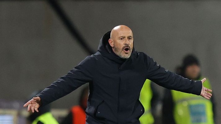 FLORENCE, ITALY - FEBRUARY 26: Head coach Vincenzo Italiano manager of ACF Fiorentina gestures during the Serie A TIM match between ACF Fiorentina and SS Lazio at Stadio Artemio Franchi on February 26, 2024 in Florence, Italy. (Photo by Gabriele Maltinti/Getty Images) L’evoluzione di Italiano. L’analisi tattica delle tre “diverse” stagioni in viola - immagine 1