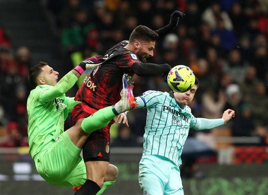 MILAN, ITALY - FEBRUARY 26: Olivier Giroud of AC Milan contends for the aerial ball with Juan Musso and Joakim Maehle of Atalanta BC during the Serie A match between AC MIlan and Atalanta BC at Stadio Giuseppe Meazza on February 26, 2023 in Milan, Italy. (Photo by Marco Luzzani/Getty Images) Milan Atalanta Giroud Musso