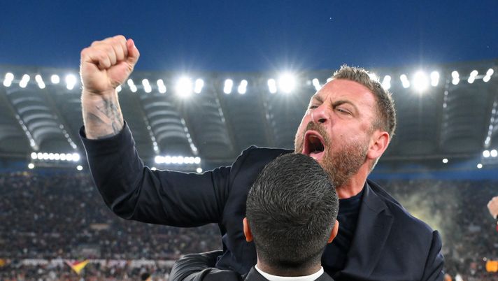 ROME, ITALY - APRIL 06: AS Roma coach Daniele De Rossi celebrates the victory after the Serie A TIM match between AS Roma and SS Lazio - Serie A TIM at Stadio Olimpico on April 06, 2024 in Rome, Italy. (Photo by Fabio Rossi/AS Roma via Getty Images) Derby, De Rossi è una furia e se la prende col team manager Cardini. Poi l’abbraccio - immagine 1