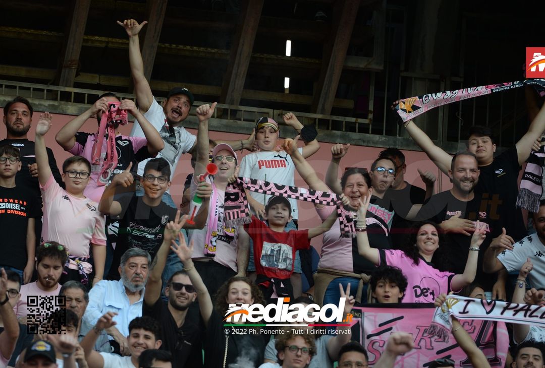 Fototifo, i tifosi allo stadio per Palermo-Feralpisaló 1-0 (gallery) - immagine 130