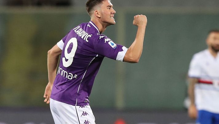 FLORENCE, ITALY - OCTOBER 02: Dusan Vlahovic of ACF Fiorentina celebrates after scoring a goal during the Serie A match between ACF Fiorentina and UC Sampdoria at Stadio Artemio Franchi on October 2, 2020 in Florence, Italy. (Photo by Gabriele Maltinti/Getty Images) Attenzione a queste sei coppie al fanta: chi prendere insieme e chi da solo- immagine 1