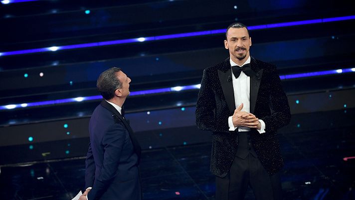 SANREMO, ITALY - MARCH 06: Amadeus and Zlatan Ibrahimović is seen on stage during at the 71th Sanremo Music Festival 2021 at Teatro Ariston on March 06, 2021 in Sanremo, Italy. (Photo by Jacopo M. Raule/Getty Images) Niente Sanremo, solo derby: Ibrahimovic “congeda” Amadeus - immagine 1
