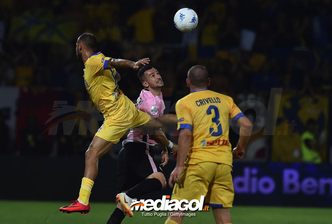  FROSINONE, ITALY - JUNE 16: Ilija Nestorowski (C) of Palermo is challenged by Federico Dionisi (L) during the serie B playoff match final between Frosinone Calcio v US Citta di Palermo at Stadio Benito Stirpe on June 16, 2018 in Frosinone, Italy.  (Photo by Tullio M. Puglia/Getty Images) 
