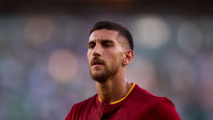 SEVILLE, SPAIN - OCTOBER 13: Lorenzo Pellegrini of AS Roma looks on during the UEFA Europa League group C match between Real Betis and AS Roma at Estadio Benito Villamarin on October 13, 2022 in Seville, Spain. (Photo by Fran Santiago/Getty Images) Roma, Pellegrini e il solito fastidio al flessore: attesa per oggi la verità - immagine 1