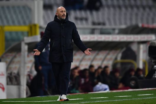 TURIN, ITALY - JANUARY 10: ACF Fiorentina head coach Vincenzo Italiano looks dejected during the Serie A match between Torino FC v ACF Fiorentina at Stadio Olimpico di Torino on January 10, 2022 in Turin, Italy. (Photo by Valerio Pennicino/Getty Images) Report ACF: un altro giocatore positivo al Covid- immagine 2