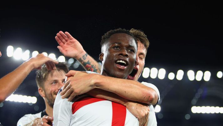 ROME, ITALY - AUGUST 25: Christian Kouame with his teammate Andrea Pinamonti of Genoa CFC celebrates after scoring the team's third goal during the Serie A match between AS Roma and Genoa CFC at Stadio Olimpico on August 25, 2019 in Rome, Italy. (Photo by Paolo Bruno/Getty Images) Kouamé e lo strano caso della pagella: così cambia il suo voto, il motivo - immagine 1
