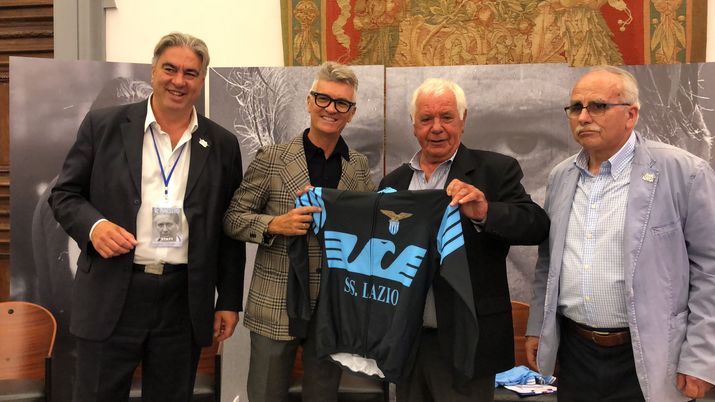 Massimo Maestrelli riceve una maglia dai rappresentanti delle sezioni Lazio Motociclismo e Ciclismo