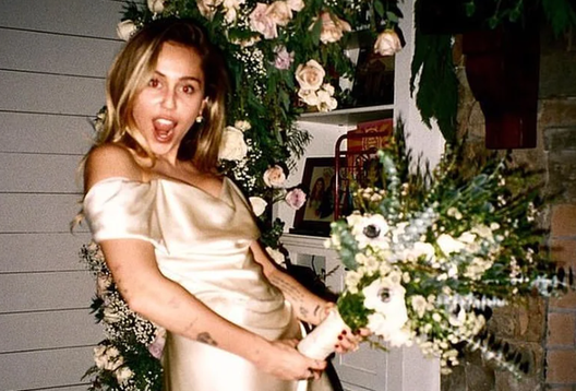 Una vecchia foto di Miley Cyrus ricorda l’esultanza di “Dibu” Martinez in Qatar: social impazziti- immagine 2