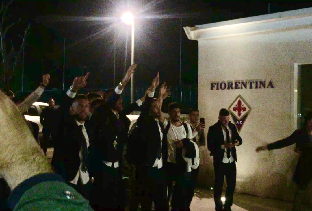  I giocatori della Fiorentina cantano insieme ai tifosi all'interno del Centro Sportivo 'Davide Astori' dopo la vittoria contro la Roma.  
