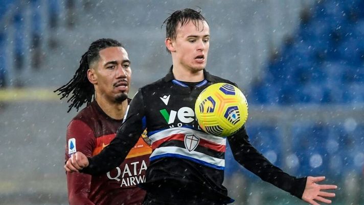 Sampdoria's Danish midfielder Mikkel Damsgaard (R) chest controls the ball ahead of Roma's English defender Chris Smalling during the Italian Serie A football match AS Rome vs Sampdoria on January 3, 2021 at the Olympic stadium in Rome. (Photo by Filippo MONTEFORTE / AFP) (Photo by FILIPPO MONTEFORTE/AFP via Getty Images) Samp, la Gazzetta: “Allerta per i tre febbricitanti: pure Damsgaard è a rischio” - immagine 1
