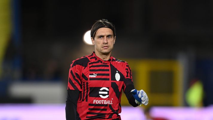 EMPOLI, ITALY - OCTOBER 01: Ciprian Tatarusanu of AC Milan warms up ahead before the Serie A match between Empoli FC and AC MIlan at Stadio Carlo Castellani on October 01, 2022 in Empoli, Italy. (Photo by Claudio Villa/AC Milan via Getty Images)