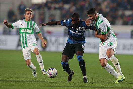 BERGAMO, ITALY - OCTOBER 15: Jeremie Boga of Atalanta BC battles for possession with Martin Erlic and Maxime Lopez of US Sassuolo during the Serie A match between Atalanta BC and US Sassuolo at Gewiss Stadium on October 15, 2022 in Bergamo, Italy. (Photo by Emilio Andreoli/Getty Images) Italiano punta sul 4-2-3-1 e il mercato chiama: Fiorentina, tutto su Boga- immagine 2
