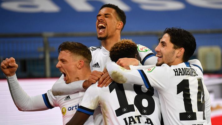 HAMBURG, GERMANY - JANUARY 21: Bakery Jatta of Hamburger SV is congratulated after scoring a goal during the Second Bundesliga match between Hamburger SV and FC St. Pauli at Volksparkstadion on January 21, 2022 in Hamburg, Germany. (Photo by Stuart Franklin/Getty Images) L’Amburgo si aggiudica il derby con il St. Pauli: i rivali ora sono più vicini - immagine 1