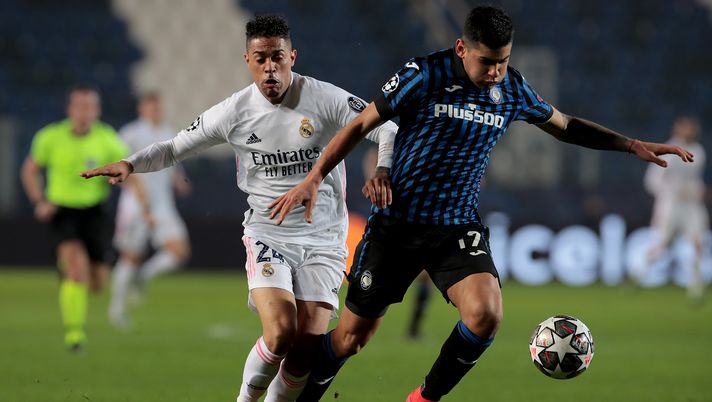 BERGAMO, ITALY - FEBRUARY 24: Mariano of Real Madrid battles for possession with Cristian Romero of Atalanta B.C. during the UEFA Champions League Round of 16 match between Atalanta and Real Madrid at Gewiss Stadium on February 24, 2021 in Bergamo, Italy. Sporting stadiums around Italy remain under strict restrictions due to the Coronavirus Pandemic as Government social distancing laws prohibit fans inside venues resulting in games being played behind closed doors. (Photo by Emilio Andreoli/Getty Images) BERGAMO, ITALY - FEBRUARY 24: Mariano of Real Madrid battles for possession with Cristian Romero of Atalanta B.C. during the UEFA Champions League Round of 16 match between Atalanta and Real Madrid at Gewiss Stadium on February 24, 2021 in Bergamo, Italy. Sporting stadiums around Italy remain under strict restrictions due to the Coronavirus Pandemic as Government social distancing laws prohibit fans inside venues resulting in games being played behind closed doors. (Photo by Emilio Andreoli/Getty Images)