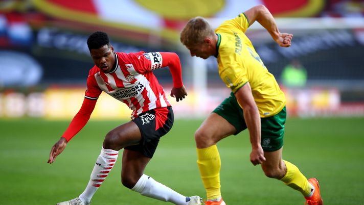 EINDHOVEN, NETHERLANDS - OCTOBER 04: Denzel Dumfries of PSV battles for the ball with Zian Flemming of Fortuna Sittard during the Dutch Eredivisie match between PSV Eindhoven and Fortuna Sittard at Philips Stadion on October 04, 2020 in Eindhoven, Netherlands. (Photo by Dean Mouhtaropoulos/Getty Images) EINDHOVEN, NETHERLANDS - OCTOBER 04: Denzel Dumfries of PSV battles for the ball with Zian Flemming of Fortuna Sittard during the Dutch Eredivisie match between PSV Eindhoven and Fortuna Sittard at Philips Stadion on October 04, 2020 in Eindhoven, Netherlands. (Photo by Dean Mouhtaropoulos/Getty Images)