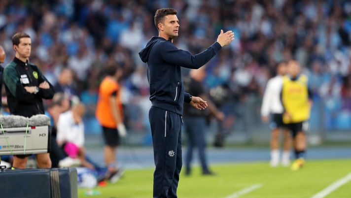 NAPLES, ITALY - OCTOBER 16: Thiago Motta Bologna FC coach during the Serie A match between SSC Napoli and Bologna FC at Stadio Diego Armando Maradona on October 16, 2022 in Naples, Italy. (Photo by Francesco Pecoraro/Getty Images) Bologna, modulo fluido: 4-1-4-1 in fase di non possesso e Dominguez più basso- immagine 4