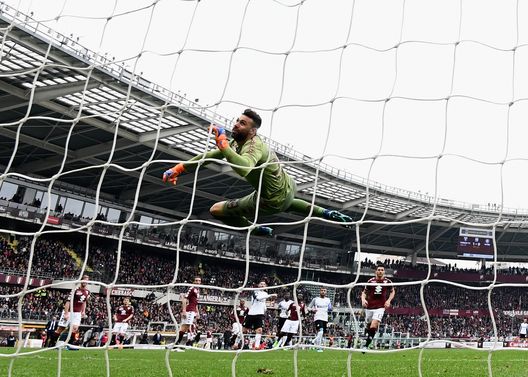 TURIN, ITALY - APRIL 08: Salvatore Sirigu of Torino FC #1 in action during the serie A match between Torino FC and FC Internazionale at Stadio Olimpico di Torino on April 8, 2018 in Turin, Italy. (Photo by Claudio Villa - Inter/Inter via Getty Images) TURIN, ITALY - APRIL 08: Salvatore Sirigu of Torino FC #1 in action during the serie A match between Torino FC and FC Internazionale at Stadio Olimpico di Torino on April 8, 2018 in Turin, Italy. (Photo by Claudio Villa - Inter/Inter via Getty Images)