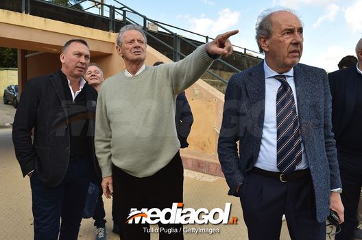 Zamparini al campo d'allenamento con gli acquirenti inglesi (Puglia/Getty) Zamparini al campo d'allenamento con gli acquirenti inglesi (Puglia/Getty)