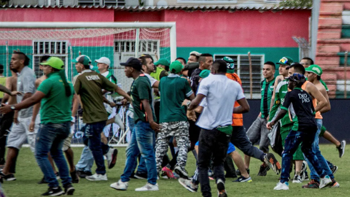 Cali, invasione di massa dei tifosi: 1400 persone in campo, giocatore e tecnico presi a calci VIOLENZA IN COLOMBIA