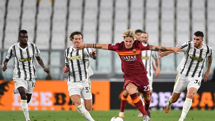 TURIN, ITALY - AUGUST 01:  Nicolo Zaniolo (C) of AS Roma is challenged by Simone Muratore (R) and Federico Bernardeschi of Juventus during the Serie A match between Juventus and  AS Roma at  on August 1, 2020 in Turin, Italy.  (Photo by Valerio Pennicino/Getty Images) 