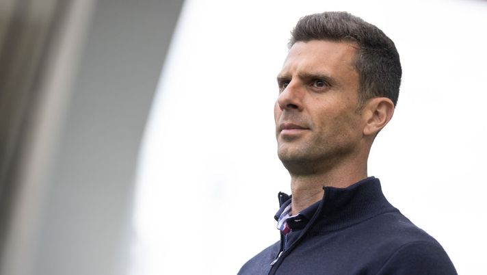 UDINE, ITALY - MAY 14: Thiago Motta, Manager of Spezia Calcio looks on during the Serie A match between Udinese Calcio and Spezia Calcio at Dacia Arena on May 14, 2022 in Udine, Italy. (Photo by Emmanuele Ciancaglini/Getty Images) Motta: “Barrow è indisponibile! Arnautovic può migliorare ancora, vi spiego” - immagine 1