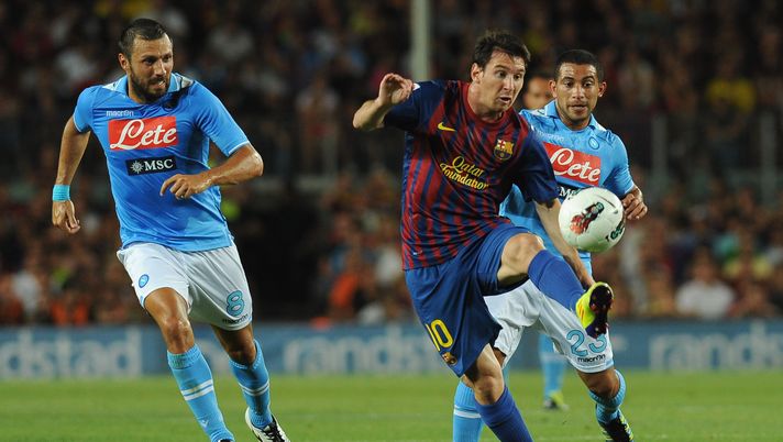 BARCELONA, SPAIN - AUGUST 22: Lionel Messi of FC Barcelona in action against Andrea Dossena (L) and Walter Alejandro Guevara Gargano (R) of SSC Napoli during the Joan Gamper Trophy match between FC Barcelona and SSC Napoli on August 22, 2011 in Barcelona, Spain. (Photo by Valerio Pennicino/Getty Images) Dossena: “Il Napoli non deve fare alcun calcolo: è una squadra europea” - immagine 1