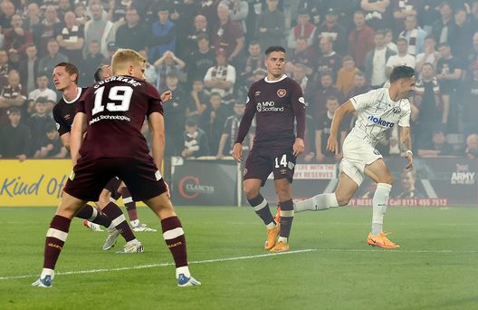 EDINBURGH, SCOTLAND - AUGUST 25: Fabian Rohner of FC Zurich celebrates after scoring their side's first goal with team mates and fans during the UEFA Europa League Play Off Second Leg match between Heart of Midlothian and FC Zurich at Tynecastle Park on August 25, 2022 in Edinburgh, Scotland. (Photo by Ian MacNicol/Getty Images) L’Heart of Midlothian: tanto cuore, passione, agonismo e poca tecnica- immagine 2