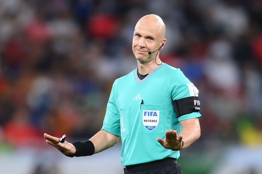 DOHA, QATAR - DECEMBER 01: Referee Anthony Taylor looks onduring the FIFA World Cup Qatar 2022 Group F match between Croatia and Belgium at Ahmad Bin Ali Stadium on December 01, 2022 in Doha, Qatar. (Photo by Laurence Griffiths/Getty Images) In Spagna ne sono certi: l’IFAB vuole varare il tempo effettivo. Due tempi da 30′ - immagine 1