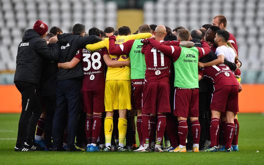 TURIN, ITALY - MARCH 17: Players of Torino F.C. create a huddle after the Serie A match between Torino FC and US Sassuolo at Stadio Olimpico di Torino on March 17, 2021 in Turin, Italy. Sporting stadiums around Italy remain under strict restrictions due to the Coronavirus Pandemic as Government social distancing laws prohibit fans inside venues resulting in games being played behind closed doors. (Photo by Valerio Pennicino/Getty Images) Torino-Sassuolo: i granata puntano sul fattore casa contro una squadra ferita- immagine 2