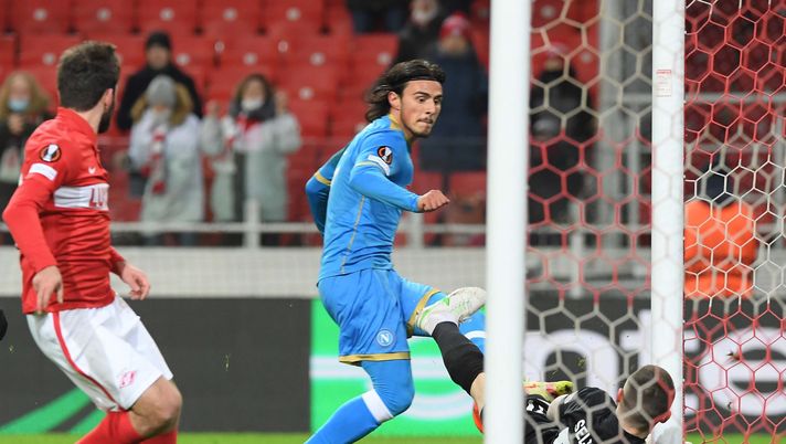 MOSCOW, RUSSIA - NOVEMBER 24: Eljif Elmas of Napoli during the UEFA Europa League group C match between Spartak Moskva and SSC Napoli at on November 24, 2021 in Moscow, Russia. (Photo by SSC NAPOLI/SSC NAPOLI via Getty Images) Gennaro Iezzo: “Il campionato non è mai stato chiuso, l’identità del Napoli è chiara” - immagine 1