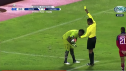VIDEO / La ridicola simulazione del portiere: l’arbitro lo tocca e lui si butta per terra
