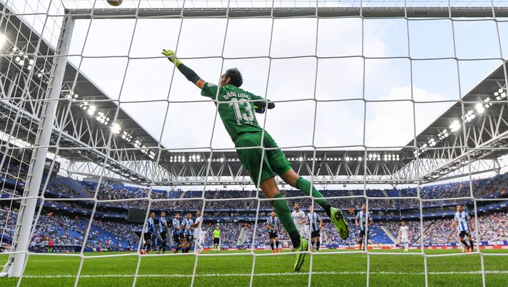 BARCELONA, SPAIN - OCTOBER 03: Diego Lopez of RCD Espanyol makes a save during the La Liga Santander match between RCD Espanyol and Real Madrid CF at RCDE Stadium on October 03, 2021 in Barcelona, Spain. (Photo by David Ramos/Getty Images) Ter Stegen-Diego López: il derby dei portieri a caccia del Trofeo Zamora - immagine 1