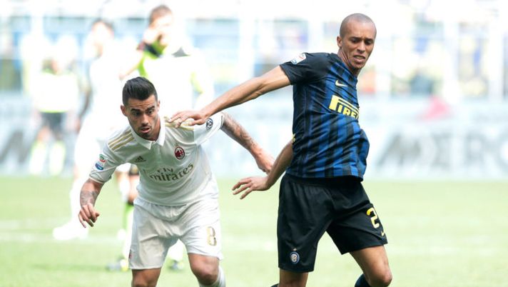 MILAN, ITALY - APRIL 15:  Joao Miranda de Souza Filho of FC Internazionale Milano (R) competes for the ball with Suso of AC Milan during the Serie A match between FC Internazionale and AC Milan at Stadio Giuseppe Meazza on April 15, 2017 in Milan, Italy.  (Photo by Emilio Andreoli/Getty Images )  Inter, Miranda a forte rischio per il Genoa. Premium: “Infortunio non da poco” - immagine 1