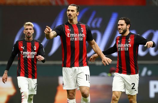 Ibrahimovic festeggia dopo il goal in Milan-Crotone Ibrahimovic festeggia dopo il goal in Milan-Crotone
