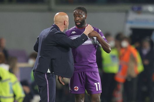 FLORENCE, ITALY - MAY 09: Vincenzo Italiano manager of ACF Fiorentina with Nanitamo Jonathan Ikoné of ACF Fiorentina during the Serie A match between ACF Fiorentina and AS Roma at Stadio Artemio Franchi on May 9, 2022 in Florence, Italy. (Photo by Gabriele Maltinti/Getty Images) Brovarone spiega: “Nella Fiorentina rivedo un problema comune del calcio italiano”- immagine 2