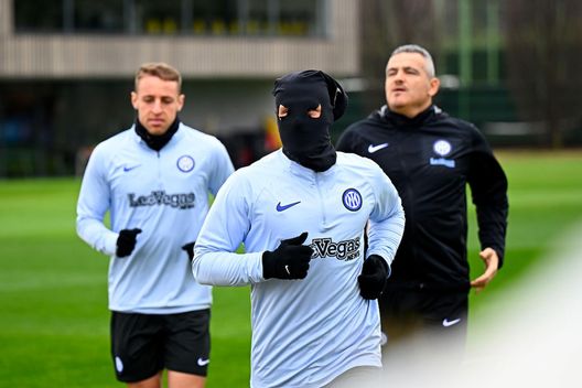 Kanye West mania all’Inter: dopo la Champions Dimarco si presenta ad Appiano in passamontagna- immagine 2