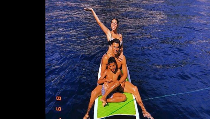FOTO / Georgina Rodriguez con Ronaldo e Cristiano junior: &#8220;Non posso volere di più&#8221; 