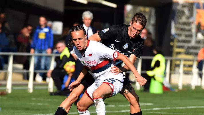 BERGAMO, ITALY - OCTOBER 30:  (L-R) Andrea Conti of Atalanta BC competes for the ball with Diego Laxalt of Genoa CFC  during the Serie A match between Atalanta BC and Genoa CFC at Stadio Atleti Azzurri d'Italia on October 30, 2016 in Bergamo, Italy.  (Photo by Pier Marco Tacca/Getty Images)