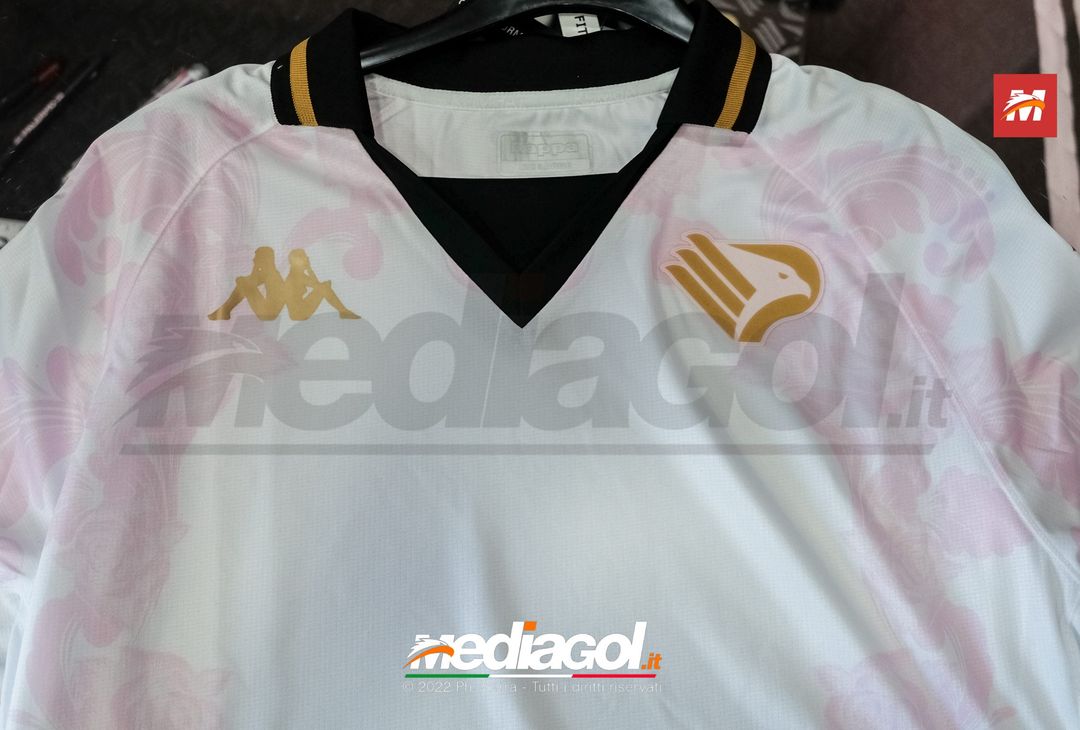 FOTO PALERMO, al via la vendita delle maglie del Palermo 22/23 (Gallery) - immagine 9
