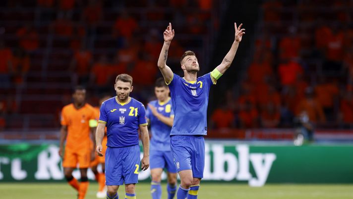 AMSTERDAM, NETHERLANDS - JUNE 13: Andriy Yarmolenko of Ukraine celebrates after scoring their side's first goal during the UEFA Euro 2020 Championship Group C match between Netherlands and Ukraine at the Johan Cruijff ArenA on June 13, 2021 in Amsterdam, Netherlands. (Photo by Koen van Weel - Pool/Getty Images) Yarmolenko: “Anni stupendi a Londra, ma ora penso all’Ucraina” - immagine 1